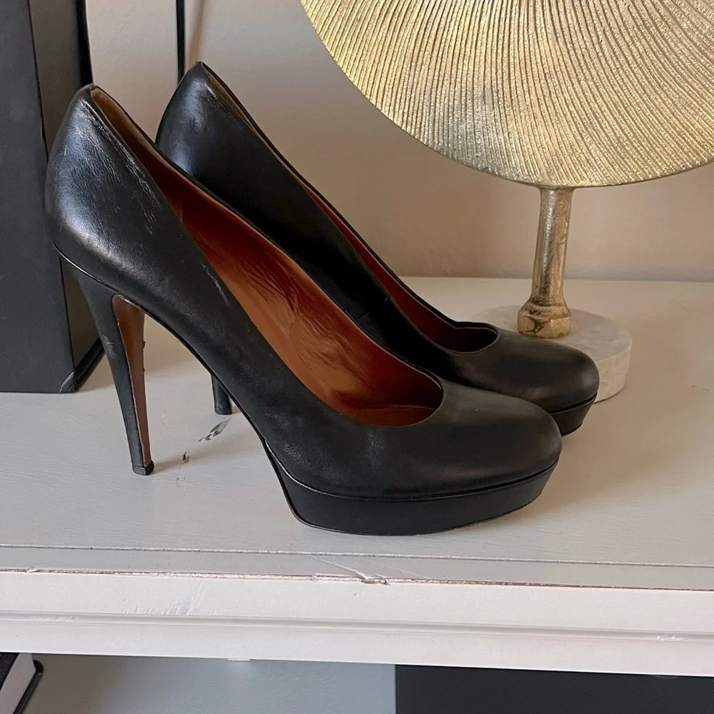 Authentic Gucci Black Leather Heels. Size 39. Excellent Condition. Very Comf. - Picture 4 of 8